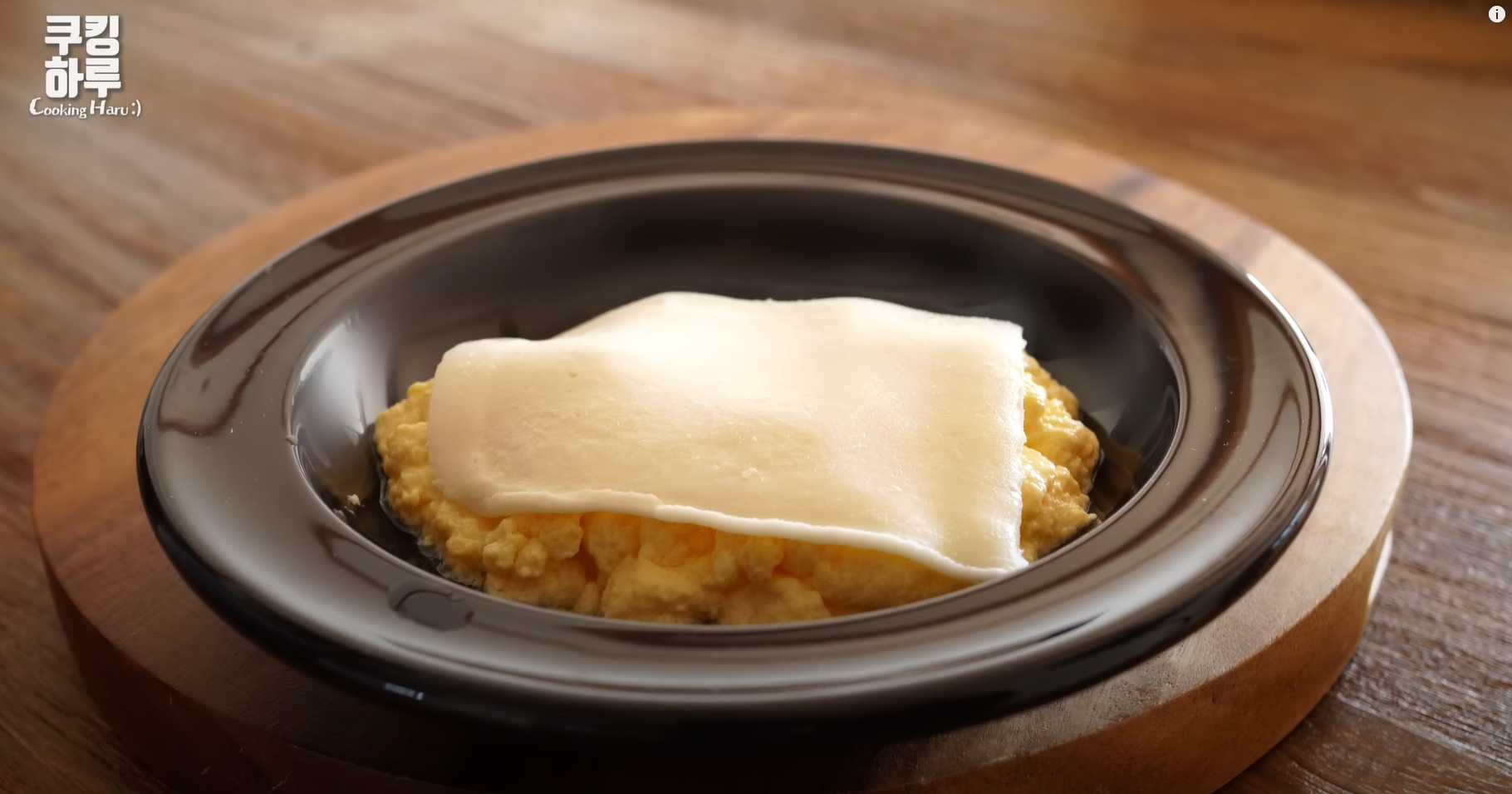 Omelette bouillie au fromage et aux oignons - Étape 8