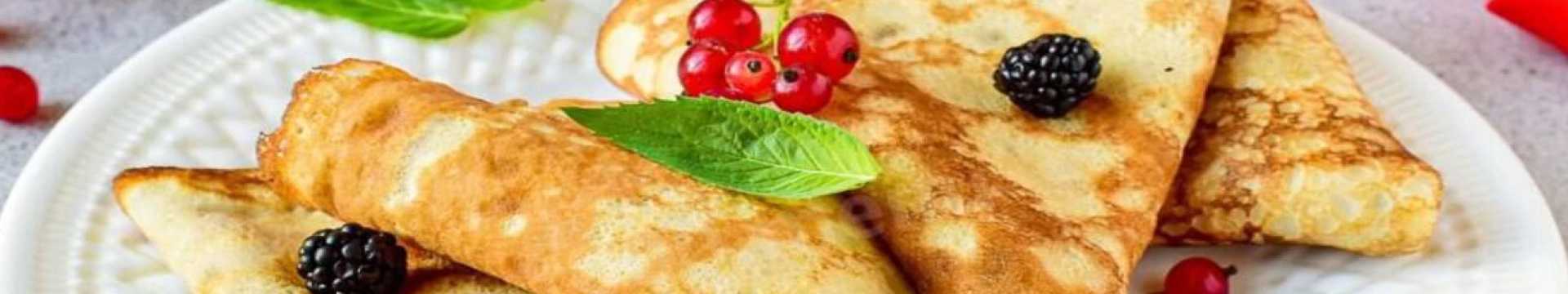 Crêpes avec du lait en bouteille