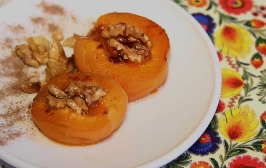 Recette : Abricots cuits au four avec du miel et des noix