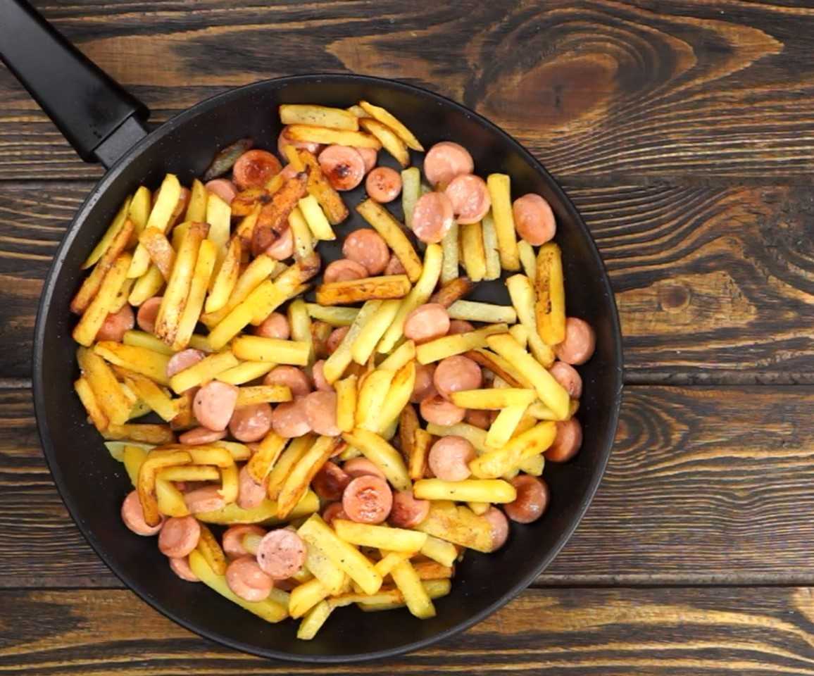 Image du plat : Pommes de terre sautées avec des saucisses dans une poêle