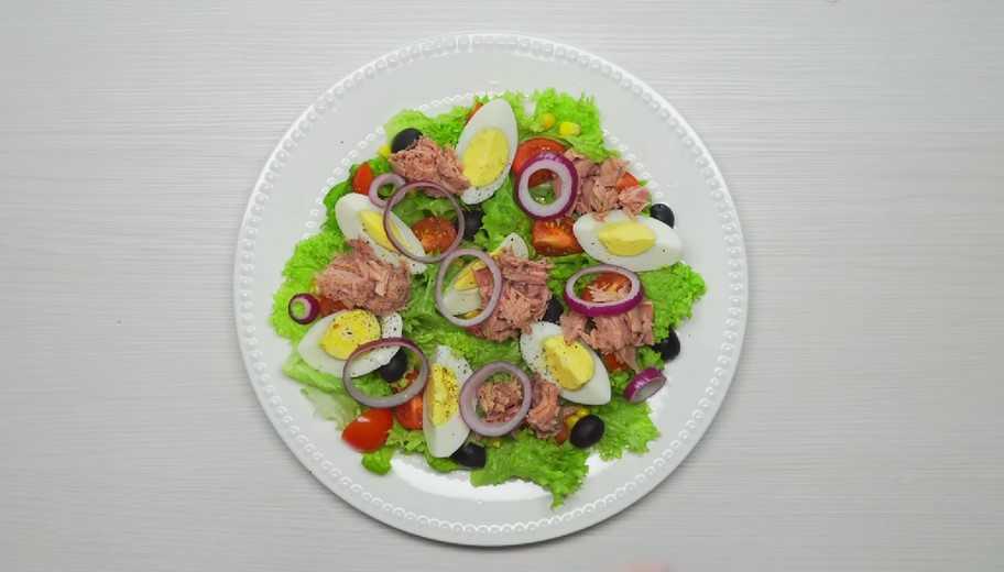Recette : Salade niçoise classique au thon et au maïs