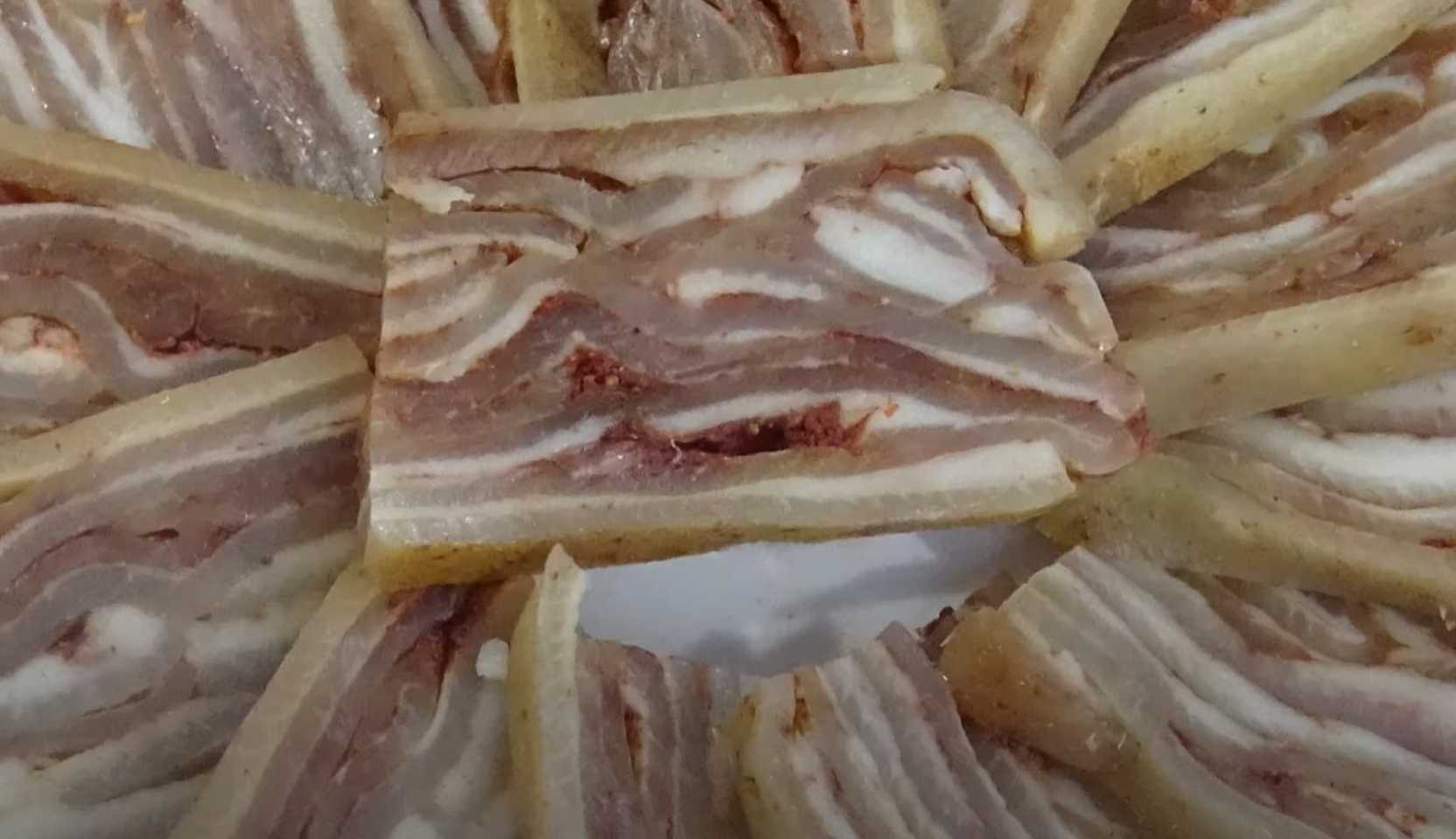 Image du plat : Apéritif de couenne de porc « Personnage masculin »