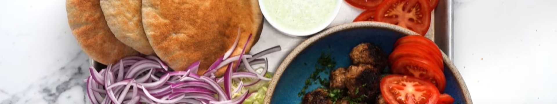 Boulettes de viande à la marocaine dans du pain pita