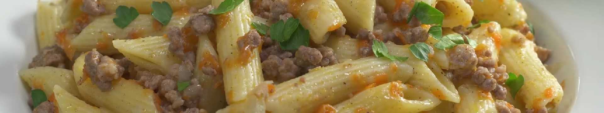 Pâtes à la marine avec de la viande hachée dans une poêle
