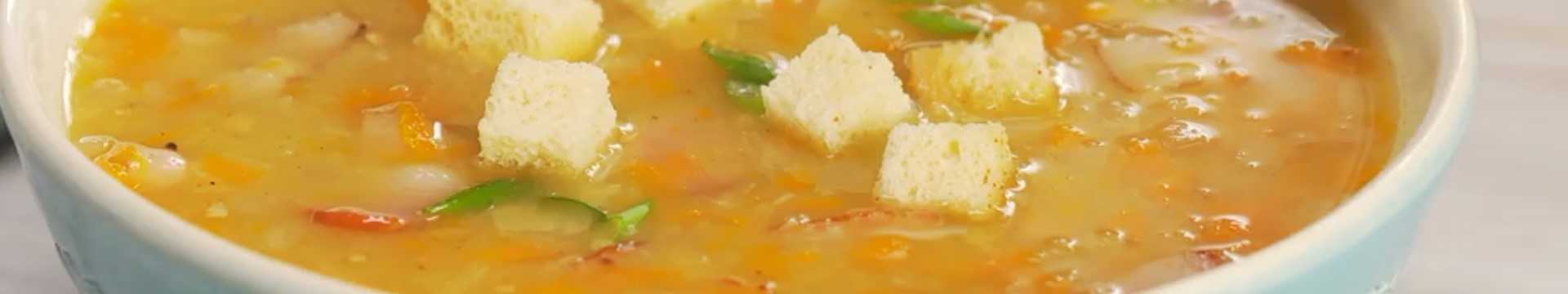 Soupe aux pois et viandes fumées