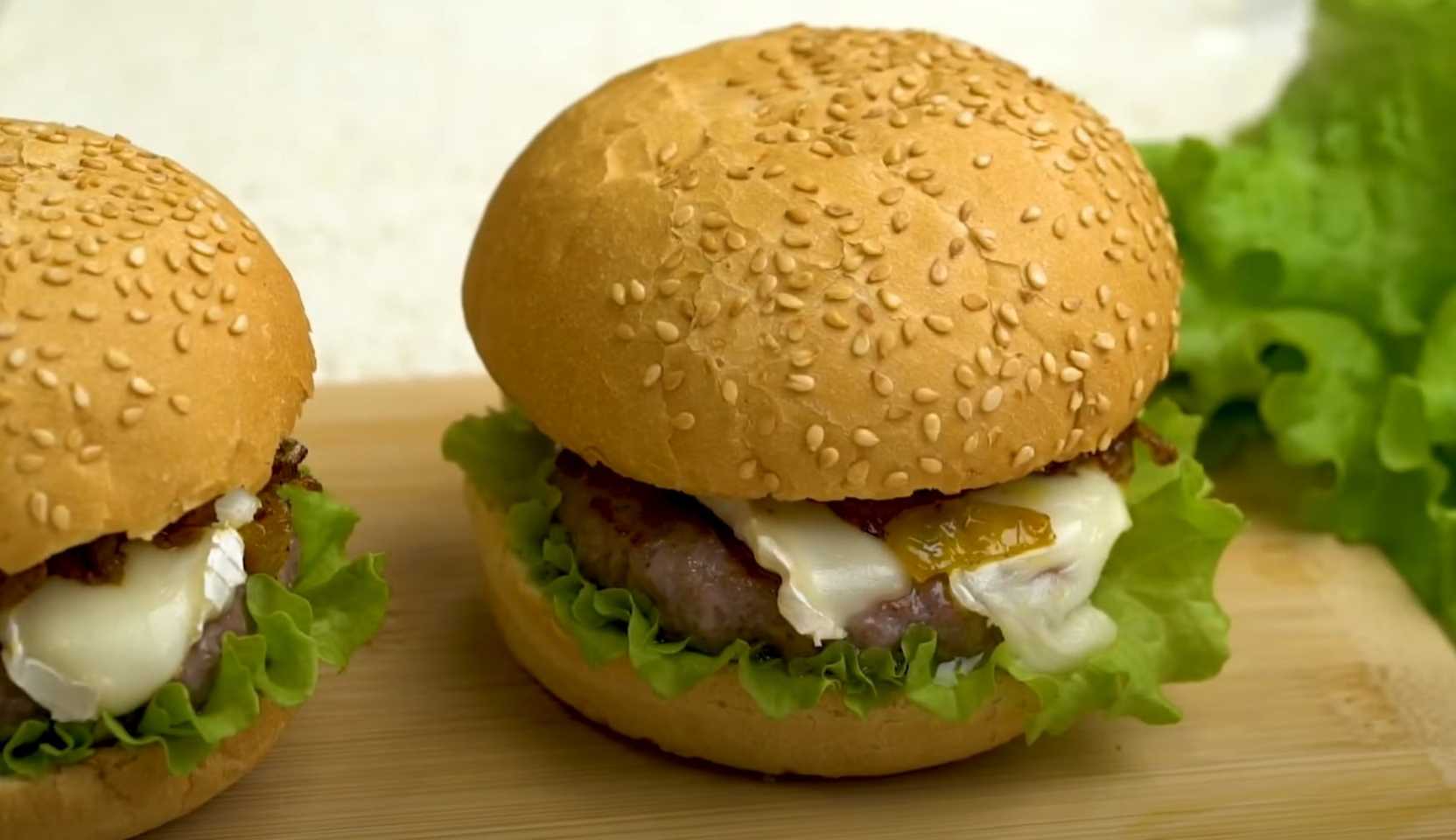 Image du plat : Burgers de veau à la confiture d’oignons et au camembert