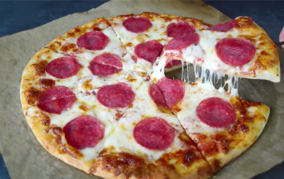 Recette : Pizza italienne classique au pepperoni et à la mozzarella