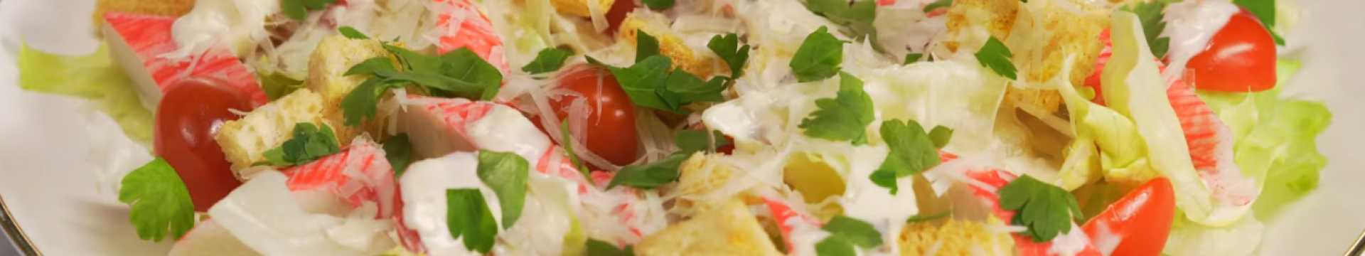 Salade César avec bâtonnets de crabe