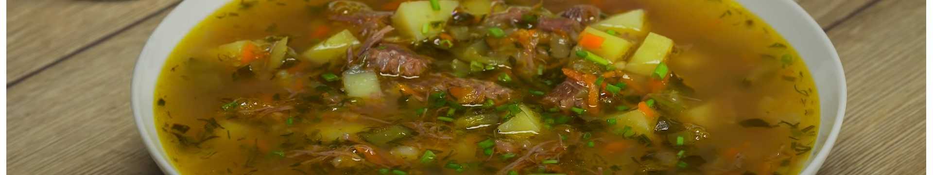 Soupe Rassolnik classique à l'orge et aux cornichons