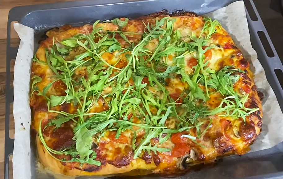 Recette : Pizza à la pâte levée avec saucisse et fromage