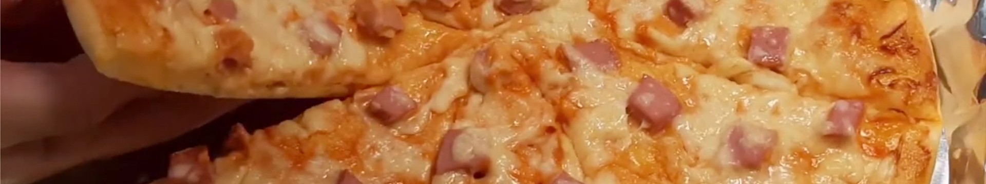 Pizza maison au four avec saucisse et fromage