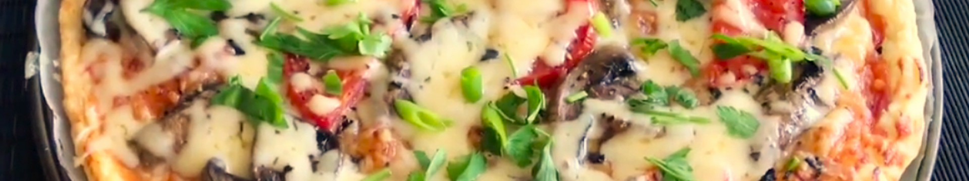 Pizza à la pâte feuilletée aux champignons et aux tomates