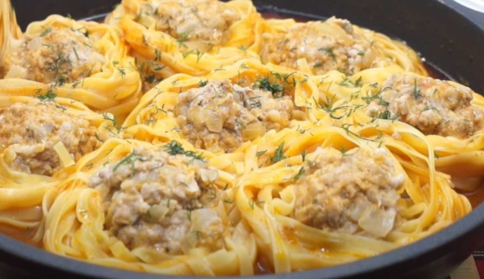 Image du plat : Nids de pâtes à la viande hachée, poêlés à la sauce tomate