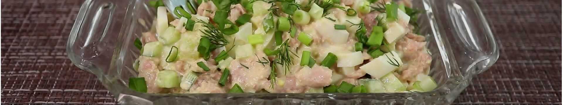 Salade classique avec thon en conserve et œuf