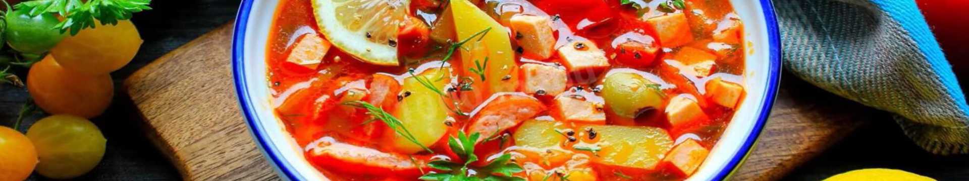 Solyanka aux saucisses et aux olives