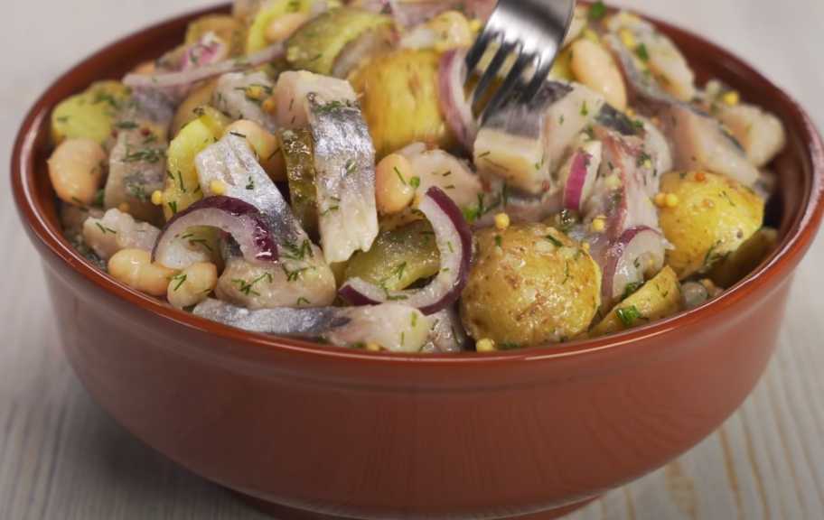 Recette : Salade de pommes de terre aux harengs et aux cornichons