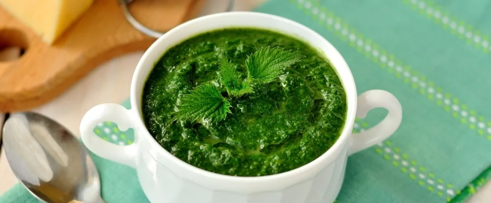 Soupe d'orties aux pommes de terre et aux carottes