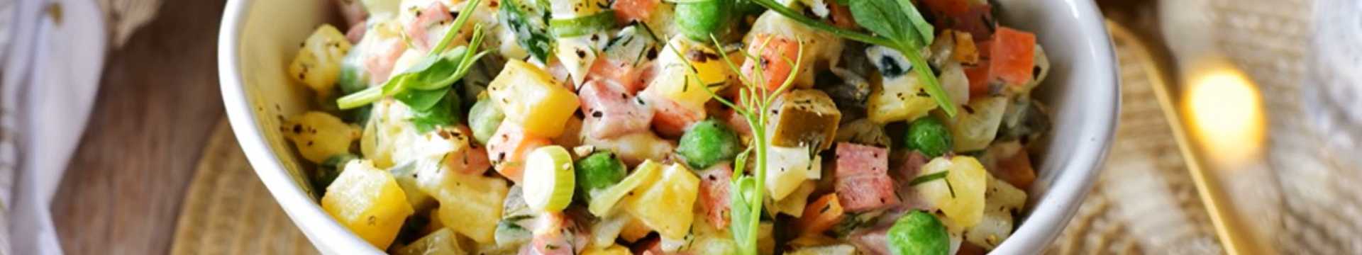 Salade Olivier avec saucisse fumée