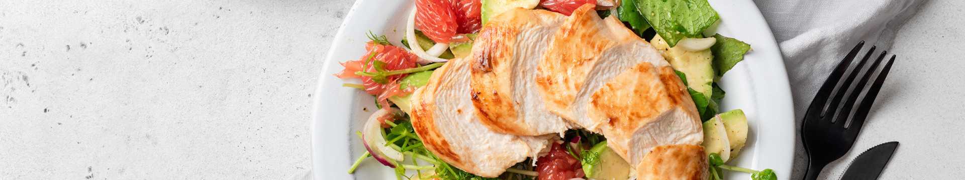 Poitrine de poulet cuite à l'airfrit avec salade de légumes