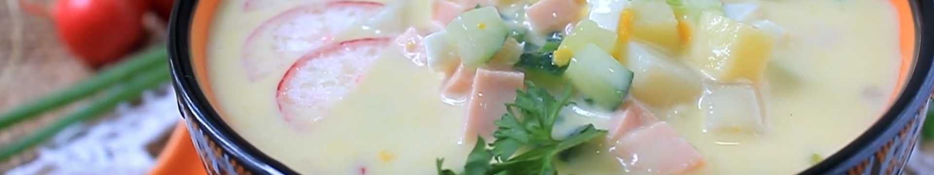 Okroshka classique avec saucisse, kéfir, concombre frais et pommes de terre