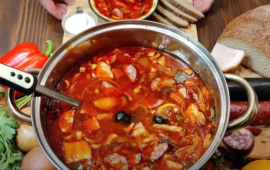 Recette : Solyanka aux saucisses et aux cornichons