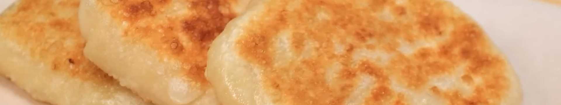 Enveloppes de banane dans une poêle