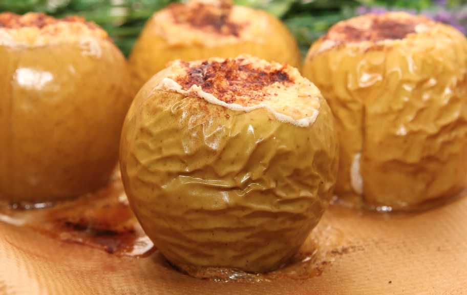 Recette : Pommes au four avec du fromage blanc et de la cannelle