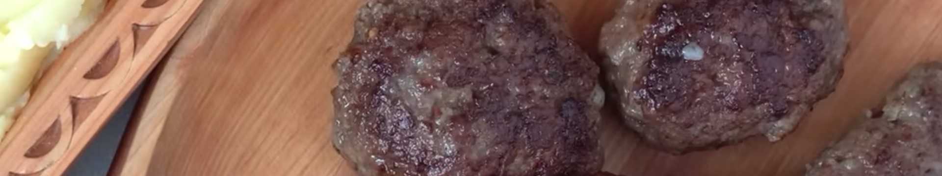 Côtelettes de viande hachée dans une poêle