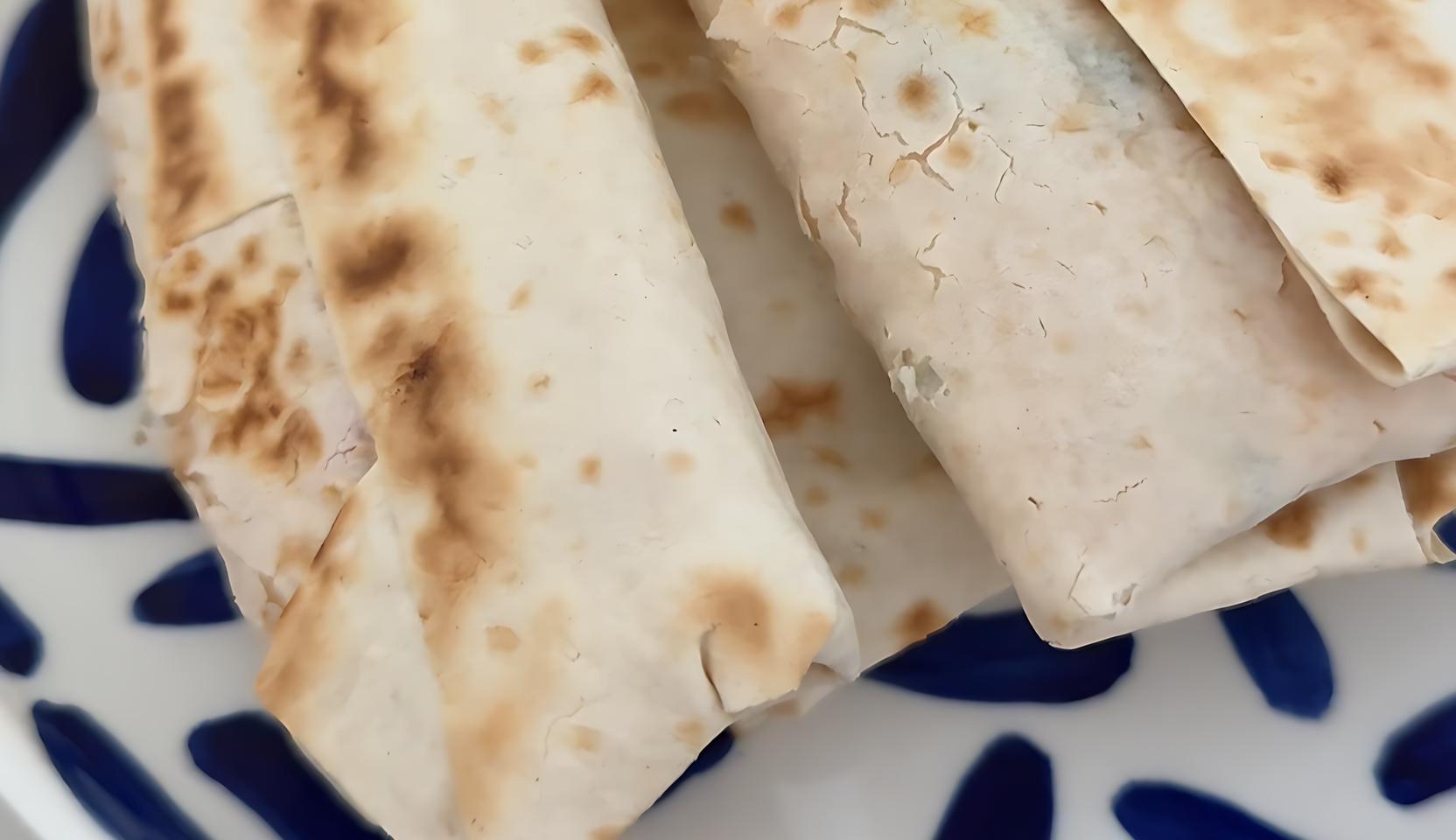 Image du plat : Rouleau de crabe avec œuf et concombre dans du pain pita