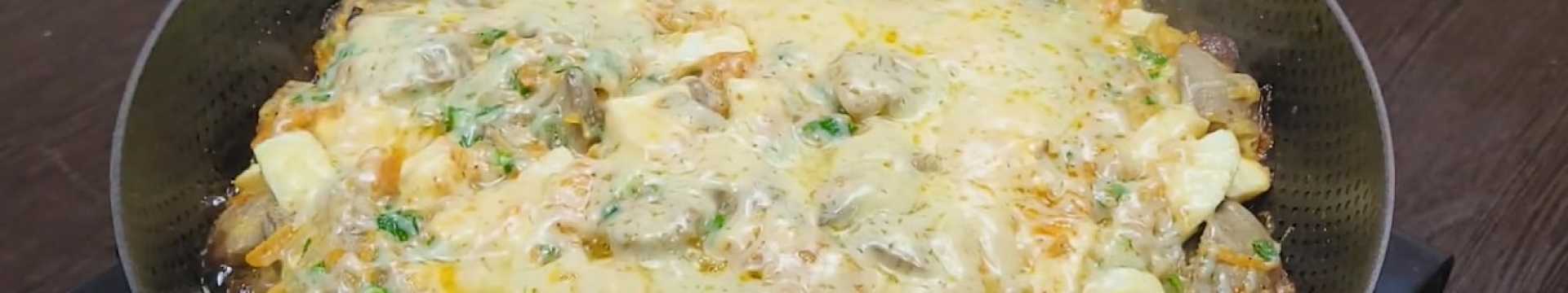 Foie de poulet avec œuf dans une poêle