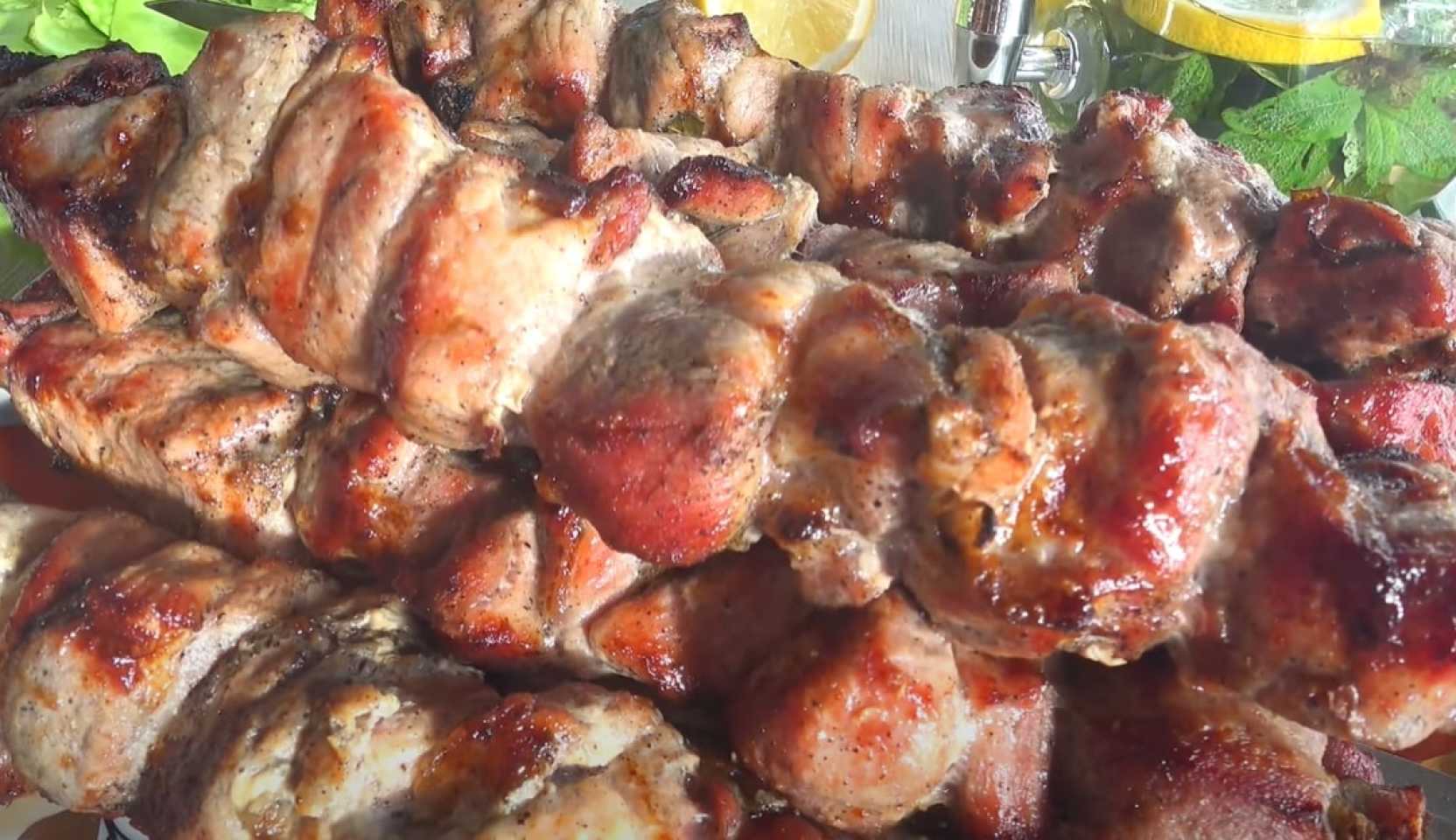 Image du plat : Brochettes de porc aux oignons dans de l’eau minérale