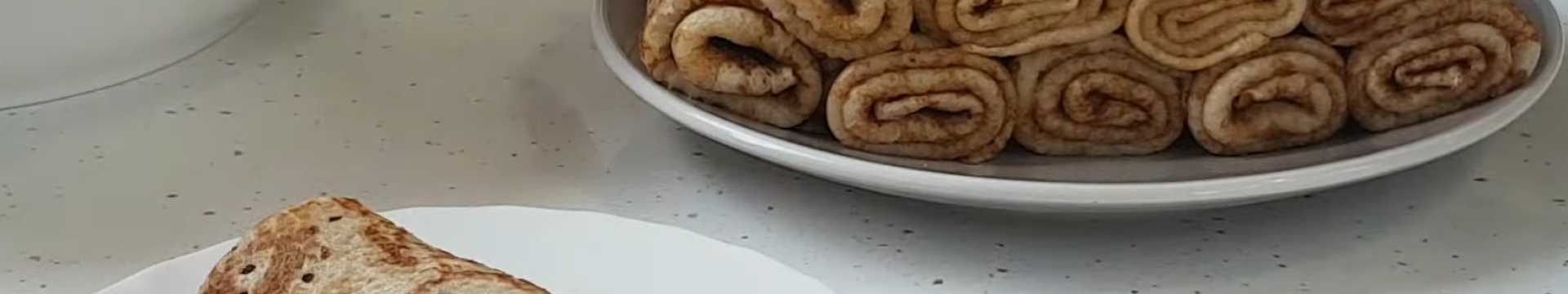 Crêpes avec du yaourt à boire