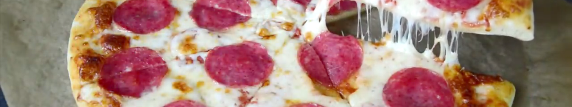 Pizza italienne classique au pepperoni et à la mozzarella