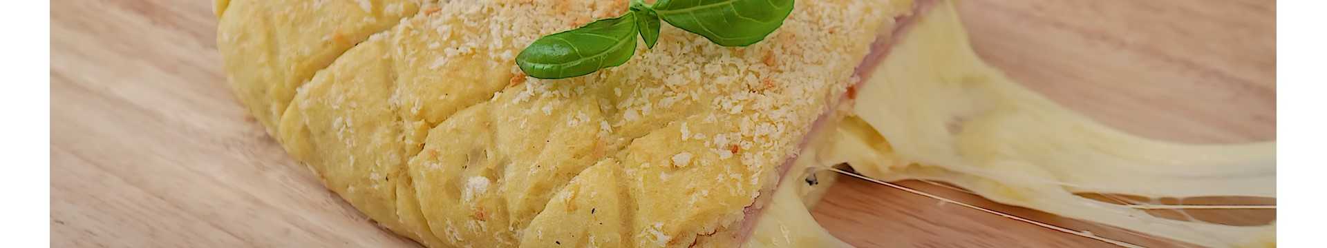 Petit pain à la pomme de terre au four avec jambon et fromage