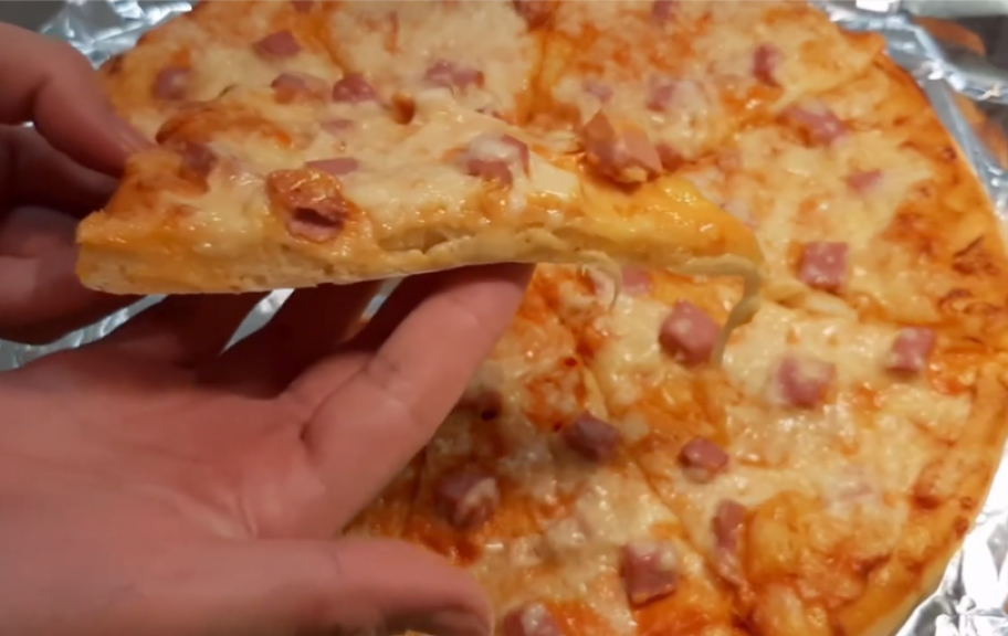 Recette : Pizza maison au four avec saucisse et fromage