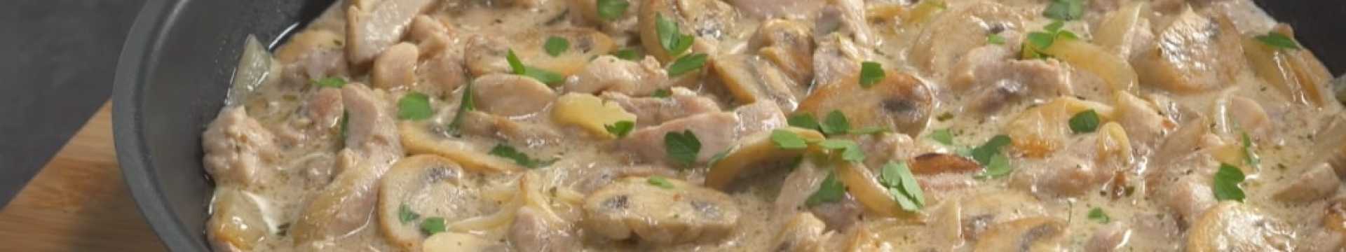 Poulet aux champignons dans une sauce crémeuse
