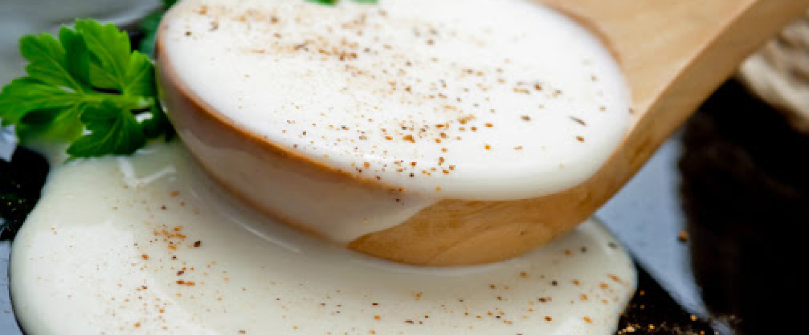 « La sauce est un élément important de la cuisine, préparée à partir de divers ingrédients, et qui ajoute du goût et de l'arôme au plat. »