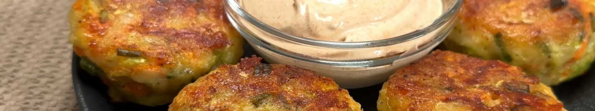 Galettes de courgettes cuites à sec dans une poêle