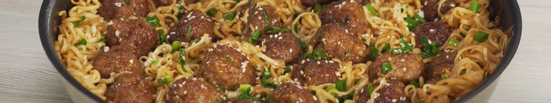 Boulettes de viande à l'asiatique avec des nouilles