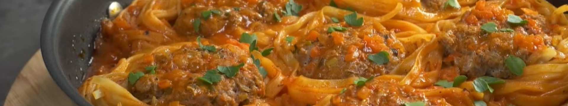 Nids de tagliatelles à la viande hachée