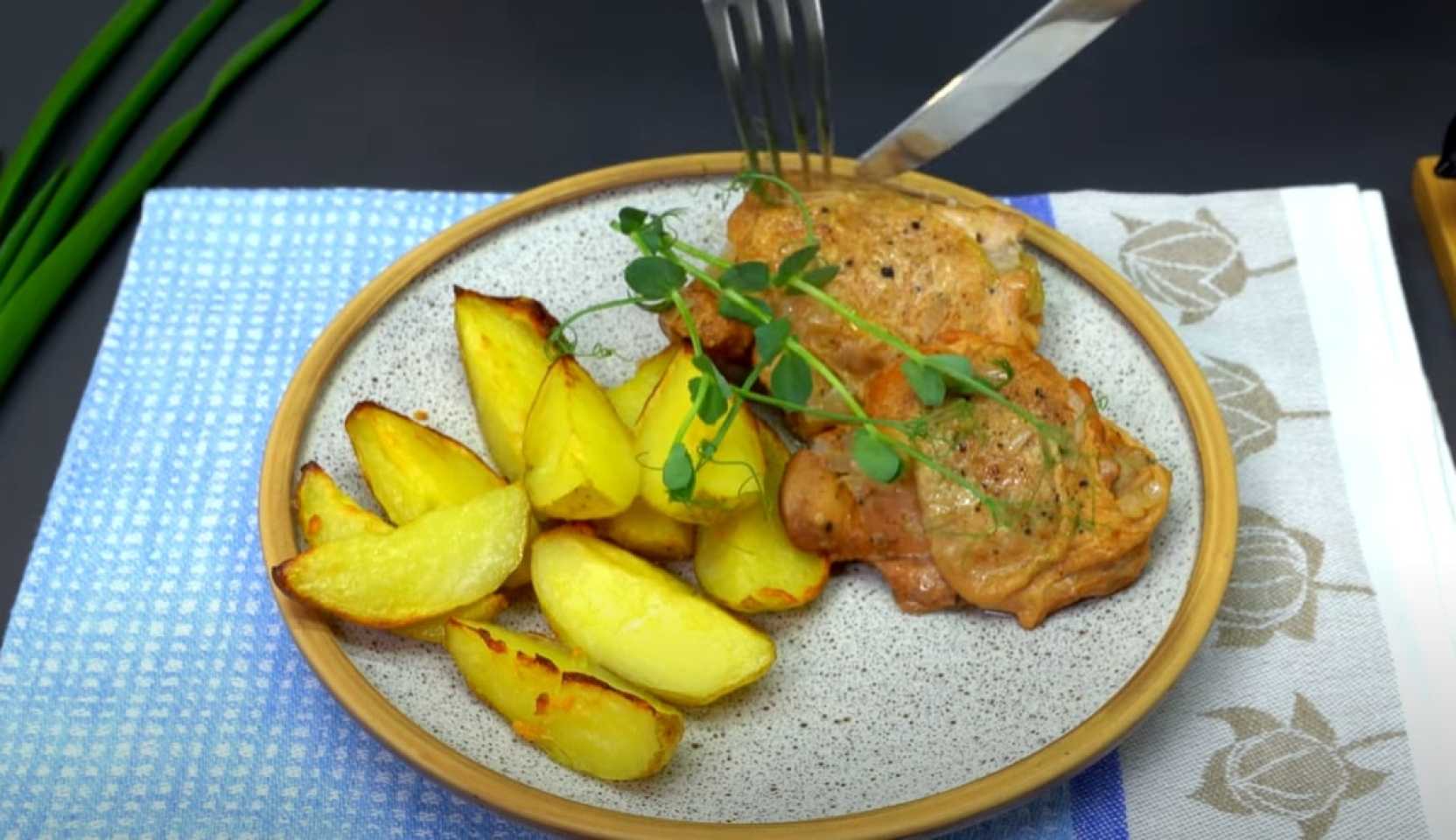 Image du plat : Cuisses de poulet mijotées au thé avec pommes de terre au four