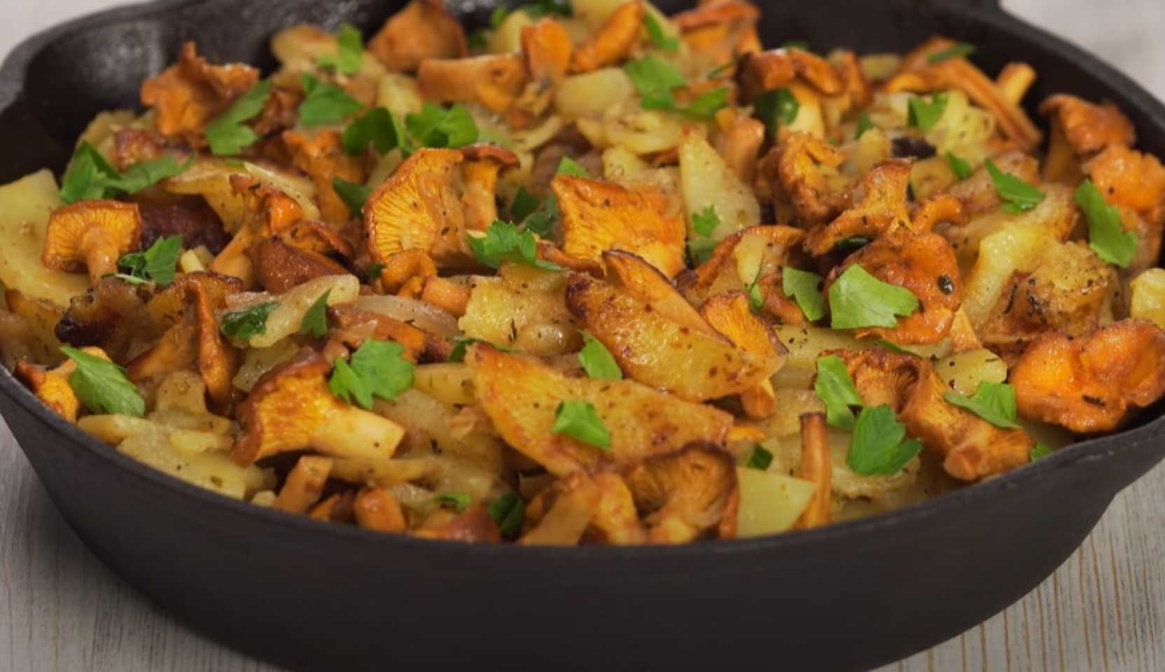 Image du plat : Pommes de terre sautées aux chanterelles dans une poêle
