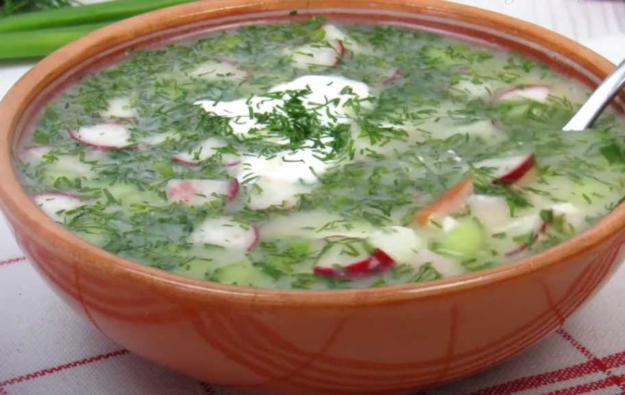 Recette : Okroshka classique aux saucisses, kvas, concombre frais et pommes de terre