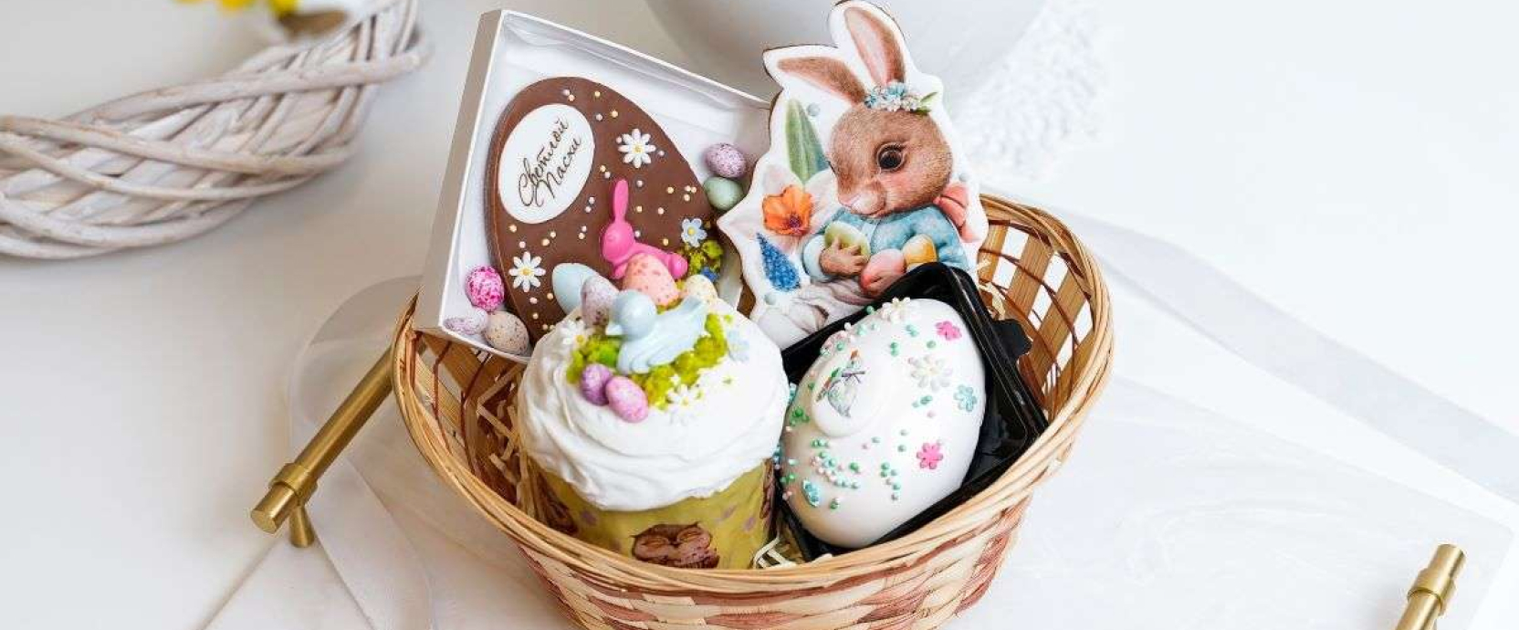 Le gâteau de Pâques est sur la table