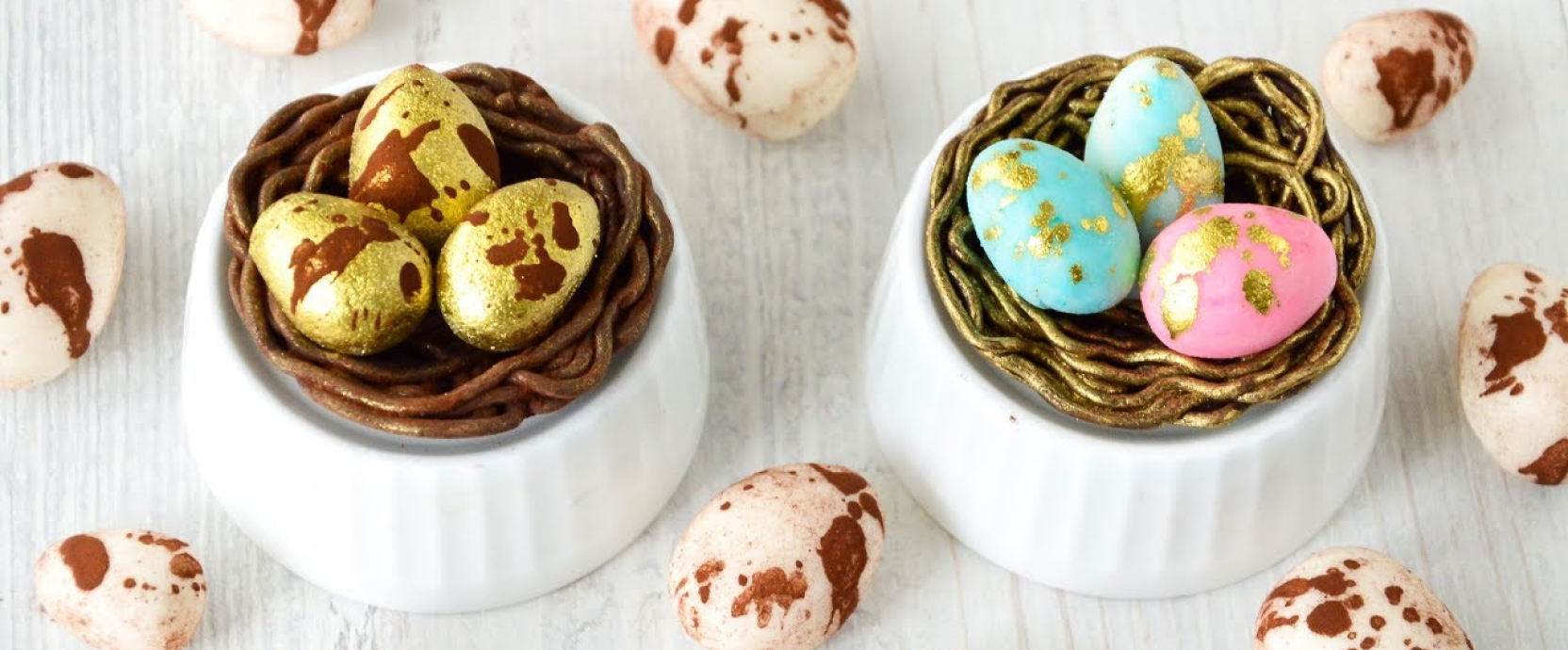 Les enfants peignent des œufs de Pâques