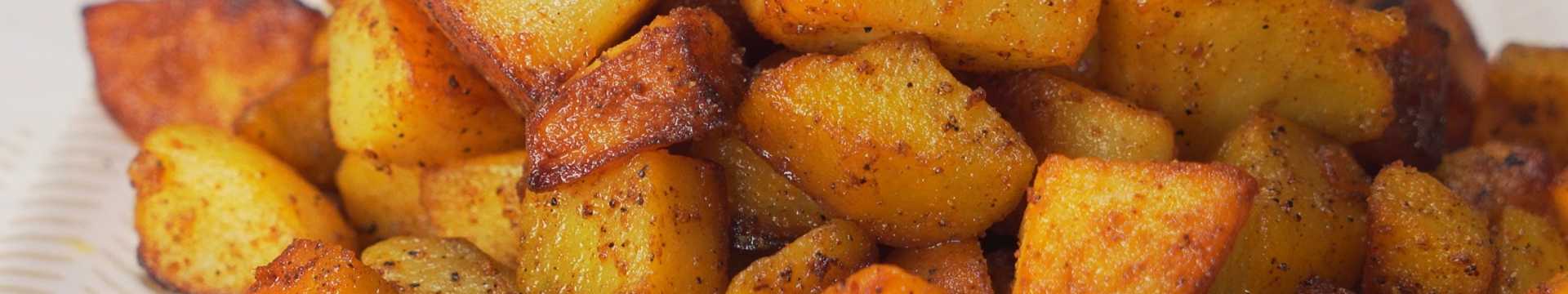 pommes de terre frites dorées dans une poêle