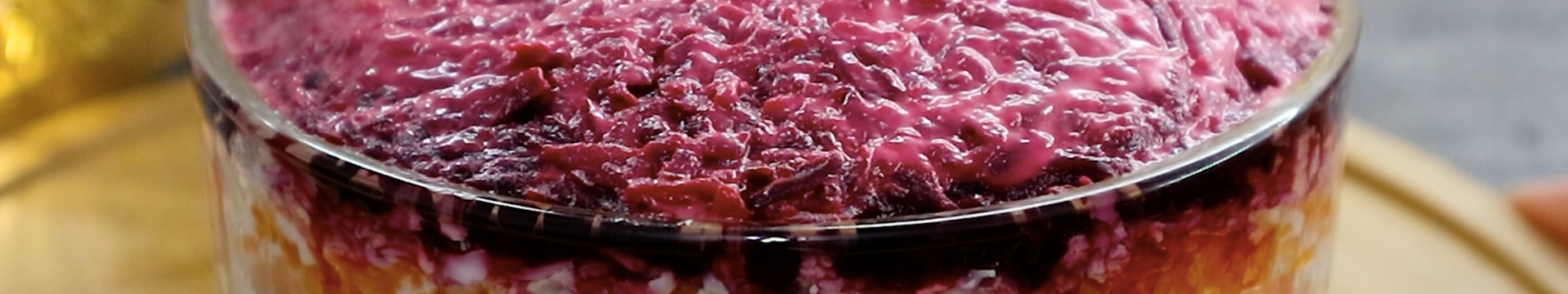 Hareng sous un manteau de fourrure avec du poisson rouge