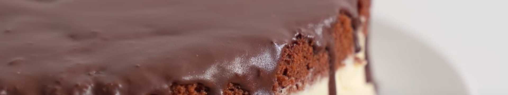 Gâteau au chocolat avec du chocolat fondant