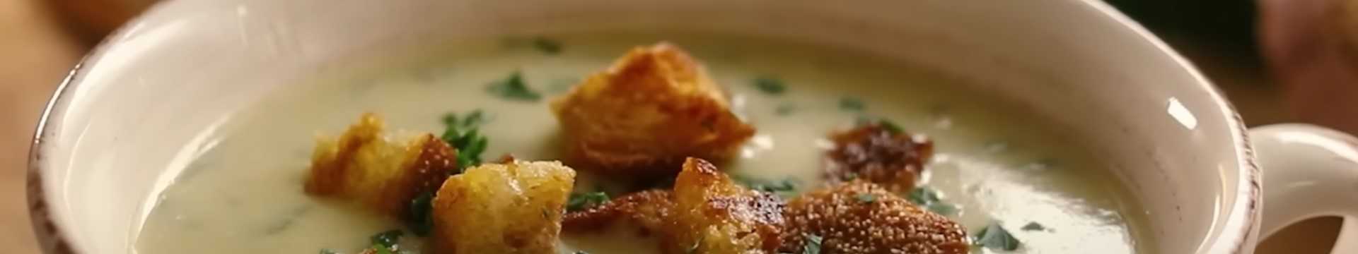 Soupe à l'ail italienne avec croûtons