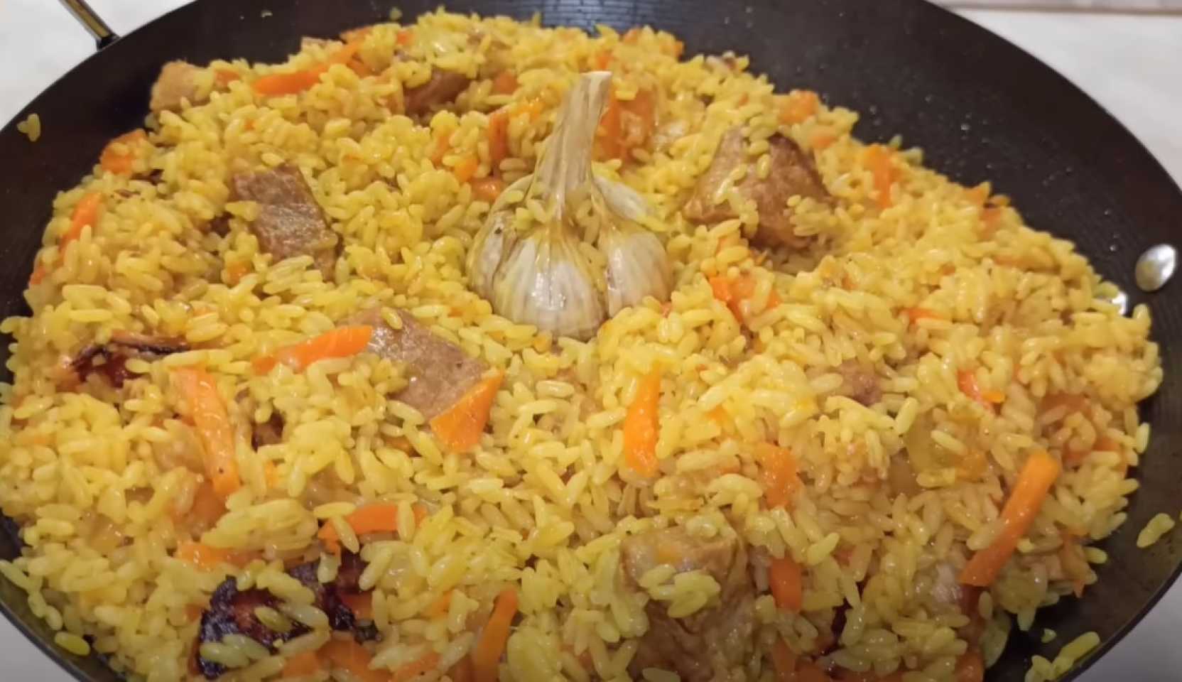 Image du plat : Pilaf de porc dans une poêle